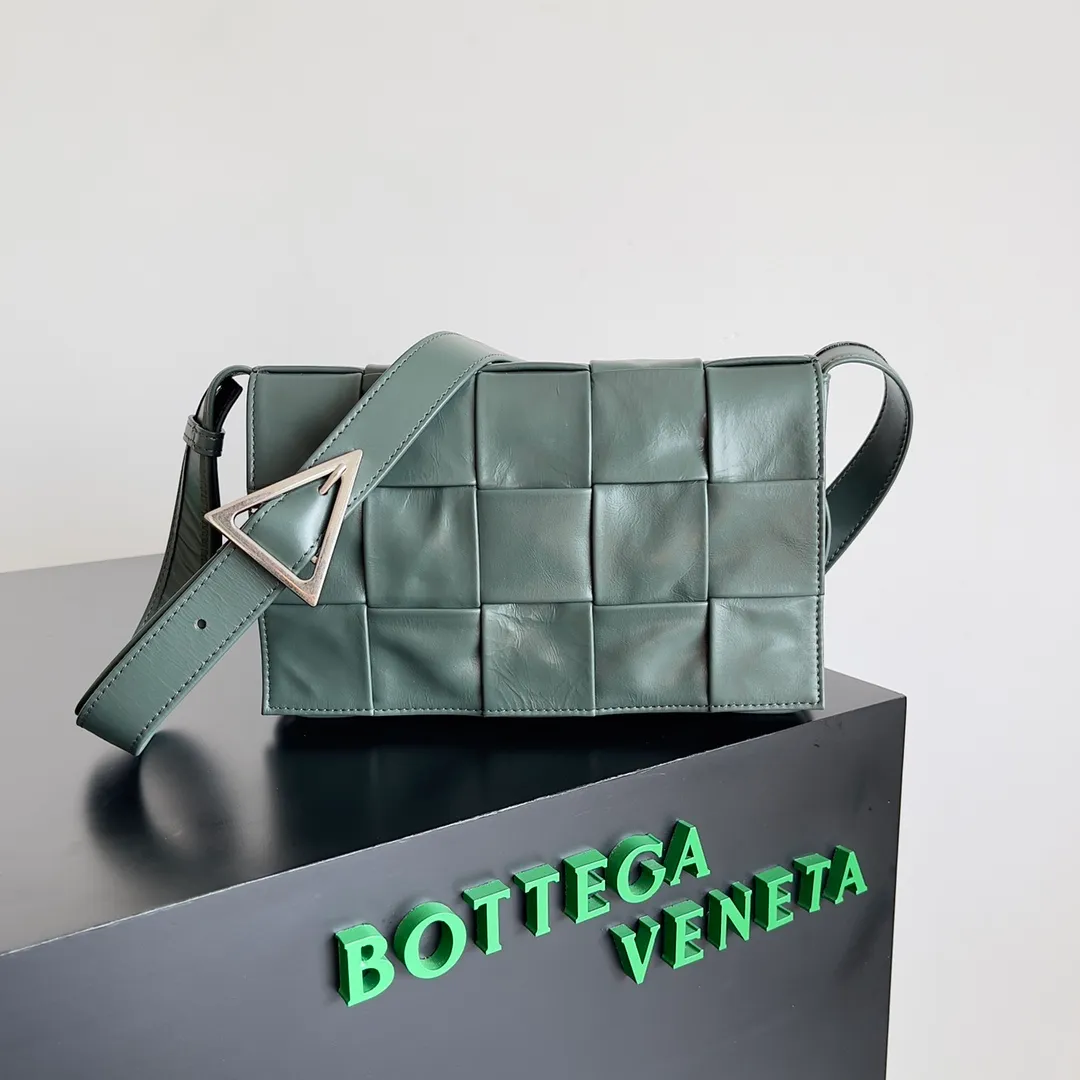 Batch 1680 𝒃𝒐𝒕𝒕𝒆𝒈𝒂 𝒗𝒆𝒏𝒆𝒕𝒂-New style 𝒄𝒂𝒔𝒔𝒆𝒕𝒕𝒆 The new cassette is really for both men and women🉑️, the leather surface is changed from lamb to waxed calfskin, the gloss is💯, the shoulder straps are matched with classic triangle elements, exquisite and fashionable, a street photography artifact (ps: super practical‼️)🌈Only the highest-end in the market, welcome to compare🆚 Size: 23*15*5cm.      Model: 667298